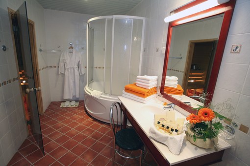 Badezimmer der Suite mit Sauna